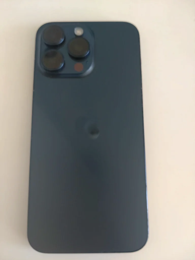 トリプルカメラを搭載したiPhone 15 Pro Maxの背面全体のデザインと質感