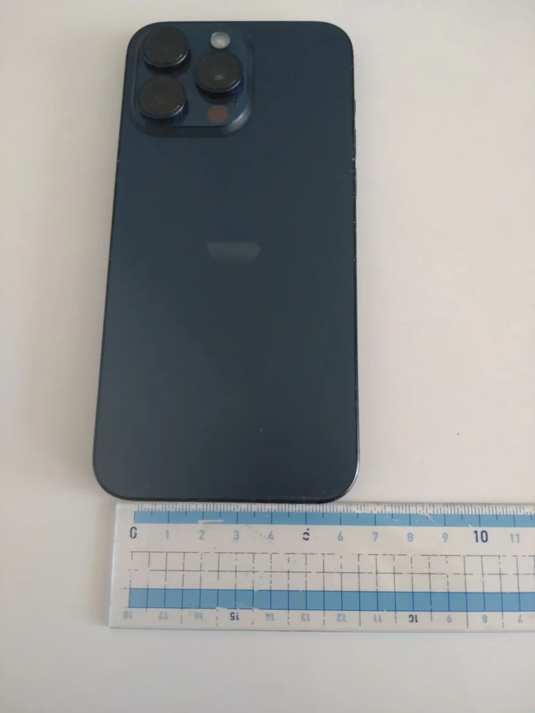 iPhone 15 Pro Maxの背面に定規を当てて横幅サイズを計測している様子