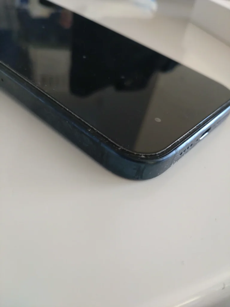 iPhone 15 Pro Maxの本体右下角のベゼルとチタニウム側面、底面スピーカー穴の拡大写真