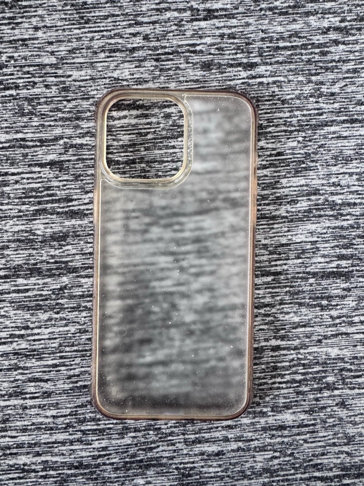 長期使用で背面が白っぽくくもった透明iPhoneケースの参考写真
