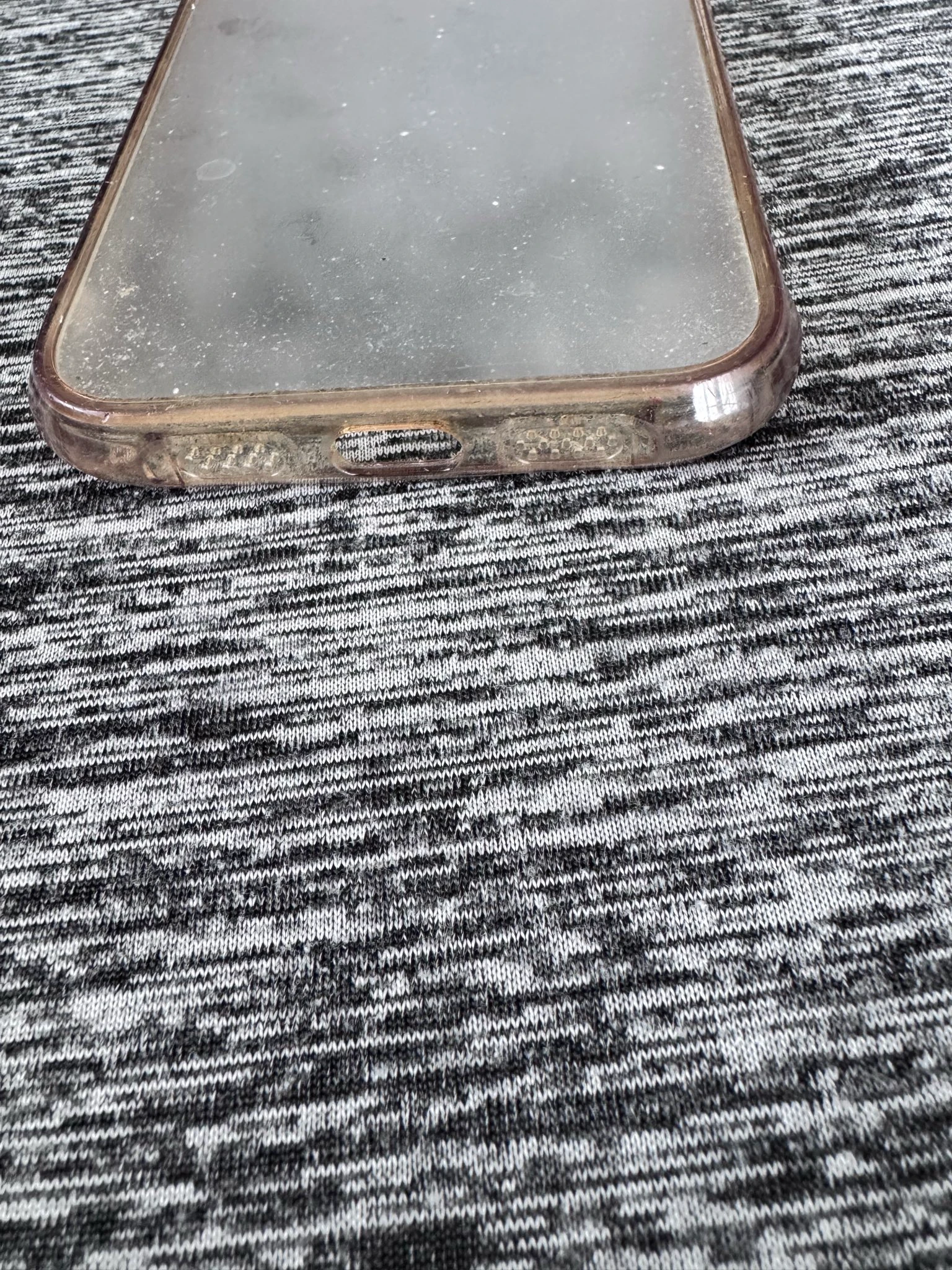 iPhoneケース下部のUSB-Cポート穴とスピーカー穴を確認する参考写真