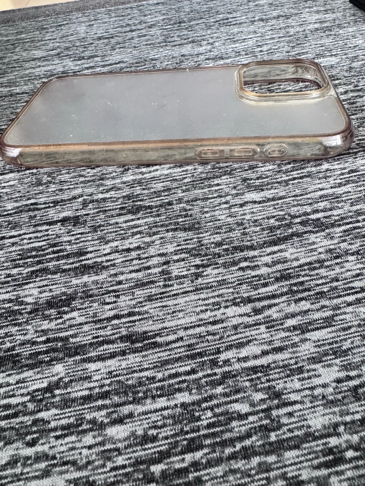 iPhone 15 Pro Max用クリアケースの側面ボタンカバーとカメラ周辺を写した斜め画像