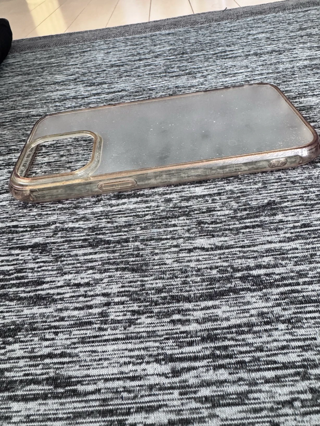 iPhone 15 Pro Max用クリアケースの厚みと側面形状を確認している様子