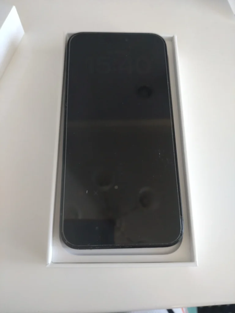 白い専用パッケージ箱に収納された状態のiPhone
