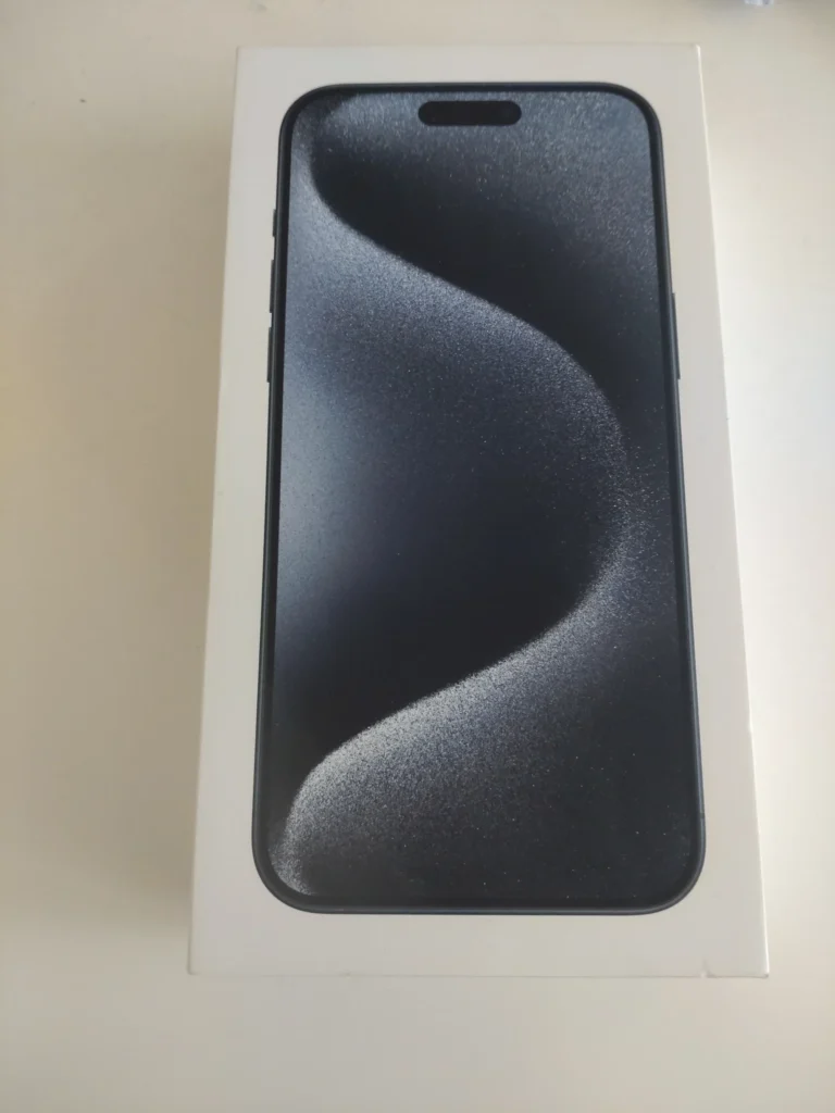 正面にディスプレイ画面のデザインがプリントされたiPhone 15 Pro Maxのパッケージ箱