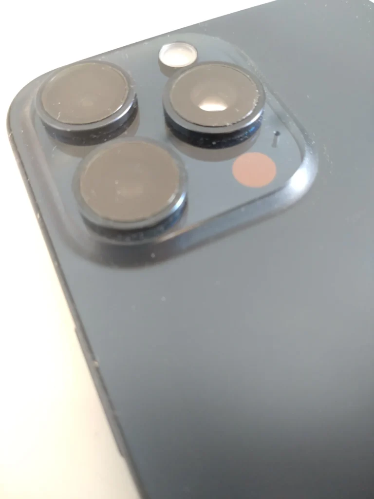 iPhone 15 Pro Maxの背面に搭載されたトリプルカメラレンズとフラッシュの拡大写真